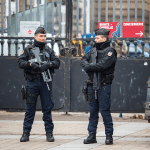 Въоръжена полиция по улиците на Франция е често срещана гледка. Снимка: Stephanie LeBlanc, Unsplash