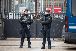 Въоръжена полиция по улиците на Франция е често срещана гледка. Снимка: Stephanie LeBlanc, Unsplash