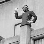 Юкио Мишима говори пред войници от японските сили за самоотбрана в гарнизонната станция в Токио на 25 ноември 1970 г. JIJI PRESS/AFP via Getty Images