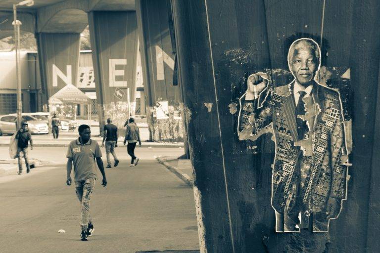 Марксисткият революционер Нелсън Мандела на стена в Йоханесбург, ЮАР. Снимка: Gregory Fullard, Unsplash