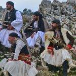 Маниоти, облечени в своите традиционни носии.