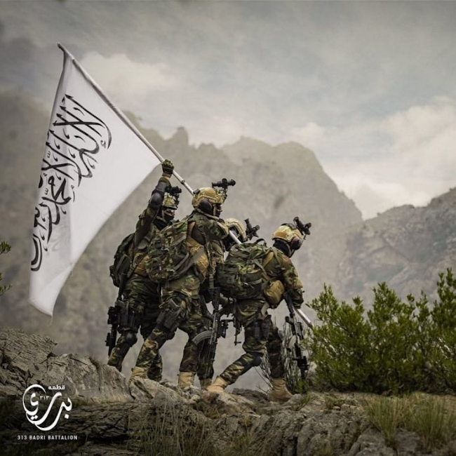 Афганистанските талибани разпространиха тази пропагандна снимка, наподобяваща победното издигане на знамето на САЩ в Иво Джима, облечени с пленено американско оборудване.