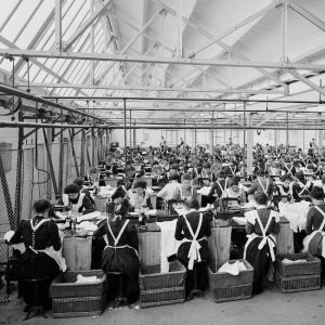 Шивачки и тъкачки в Cellular Clothing Company Ltd, Суиндън, Викторианска Англия, 1902 г. Снимка: Philip Davies