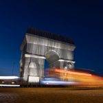 Триумфалната арка в Париж, покрита по проект на Кристо и Жан-Клод. Инсталацията ще остане там в периода 18 септември до 3 октомври 2021 г. Снимка: Khamkéo Unsplash