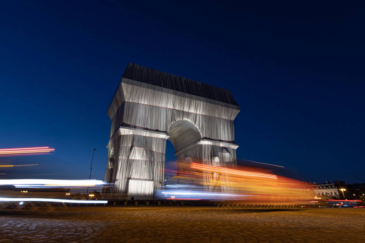 Триумфалната арка в Париж, покрита по проект на Кристо и Жан-Клод. Инсталацията ще остане там в периода 18 септември до 3 октомври 2021 г. Снимка: Khamkéo Unsplash