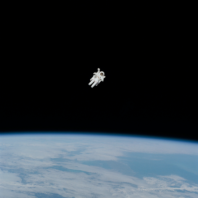 Космонавт в открития космос