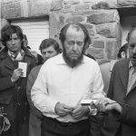 Руският писател Александър Солженицин е прогонен от СССР. Кадър от престоя му в Кьолн, Германия, 1974 г.