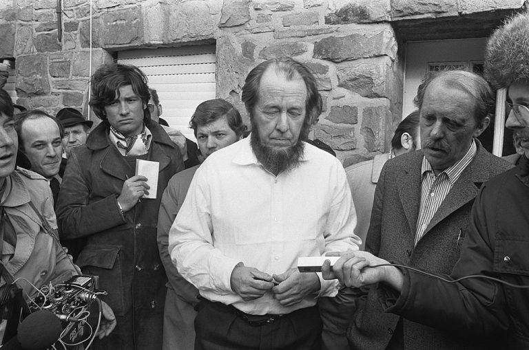Руският писател Александър Солженицин е прогонен от СССР. Кадър от престоя му в Кьолн, Германия, 1974 г.