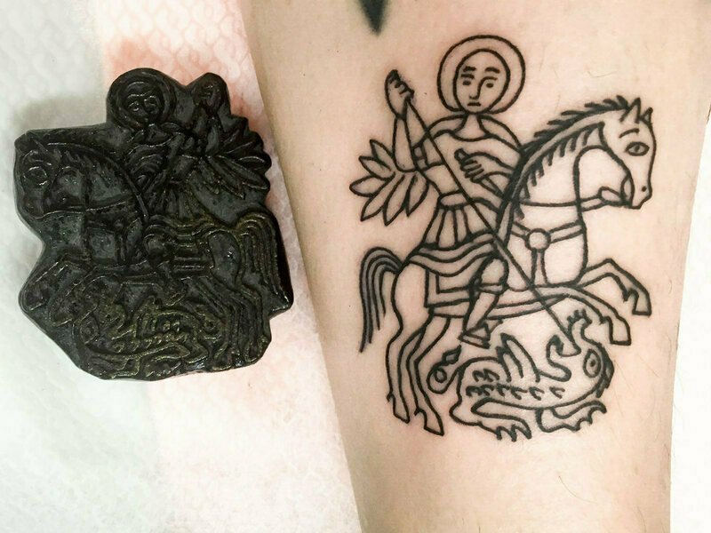 Свети Георги и змея татуирани от шаблон, който е на 200 или 300 години.