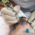 Татуиране на класическия Йерусалимски кръст, който изглежда така поне от началото на XVII век. Снимки: Anna Felicity Friedman