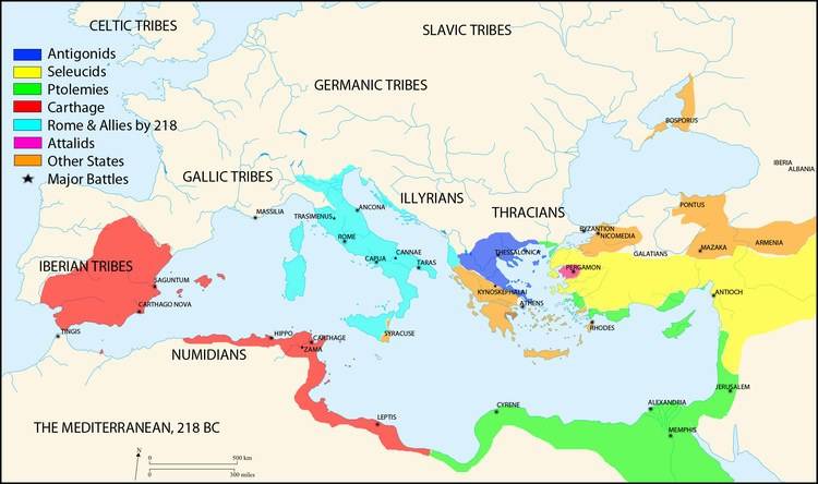 Карта на Средиземноморието през 218 г. пр.н.е., показваща териториалните граници на следните държави:
Антигониди
Атталиди
Картаген
Птолемеи
Римска държава
Селевкиди
Показани са и основните места на битките. / Мегистиас, Wikimedia Commons