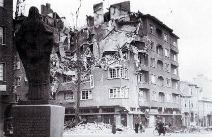 Разрушени сгради срещу паметника на Патриах Евтимий при бомбардировката от 17 януари 1944 г.. Снимка: ww2site.eu