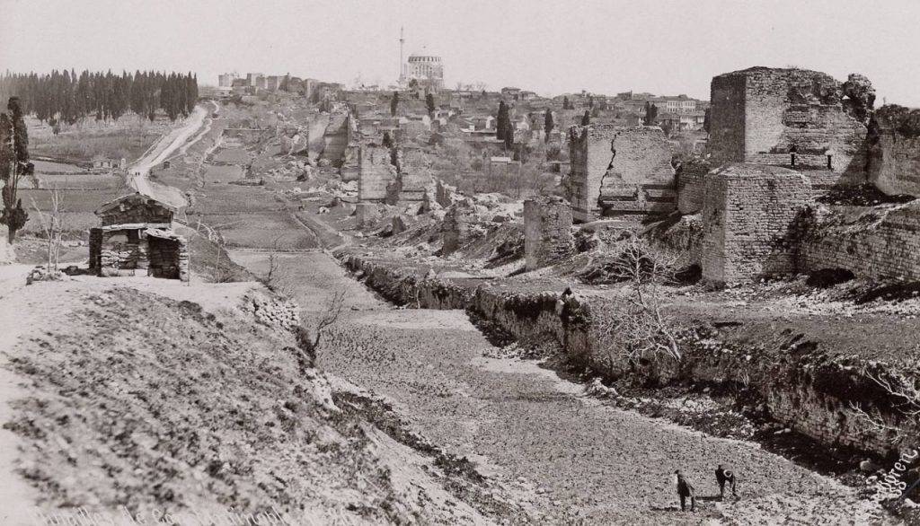Панорама на крепостните стени на император Теодосий, участък в долината река Ликос (самата река отдавна е изчезнала).