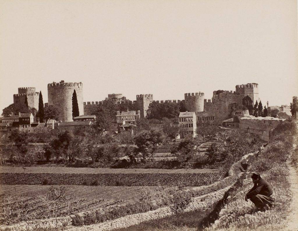Кули и стени на Еди куле (още известна като замъка Семибашени) - известната турска крепост в Истанбул, издигната от Мехмед Завоевателя през 1458 г. издигната на мястото на византийската Каструм Ротондум. Еди куле е издигната малко след превземането на Константинопол, чрез разширение на четирите древни кули от Теодосиевата стена при Златната порта и още три нови масивни кули.