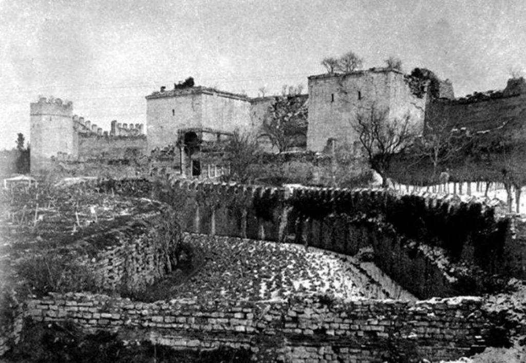 Златната порта - главната порта на Константинопол. На тази снимка добре се вижда структурата на крепостния ров. Той е имал собствена стена със зъбци и бентове, задържащи в него водата (на преден план).