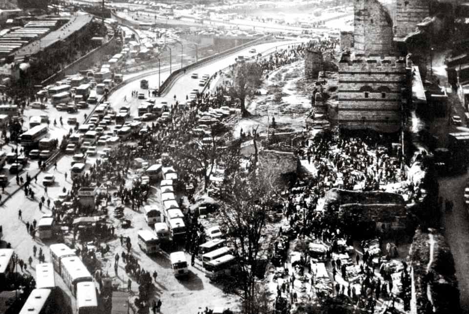 Пазар и стоянка на автобуси в района на портата Топкапъ, снимка от 60-те години на XX век. Днес този безпорядък е разчистен.