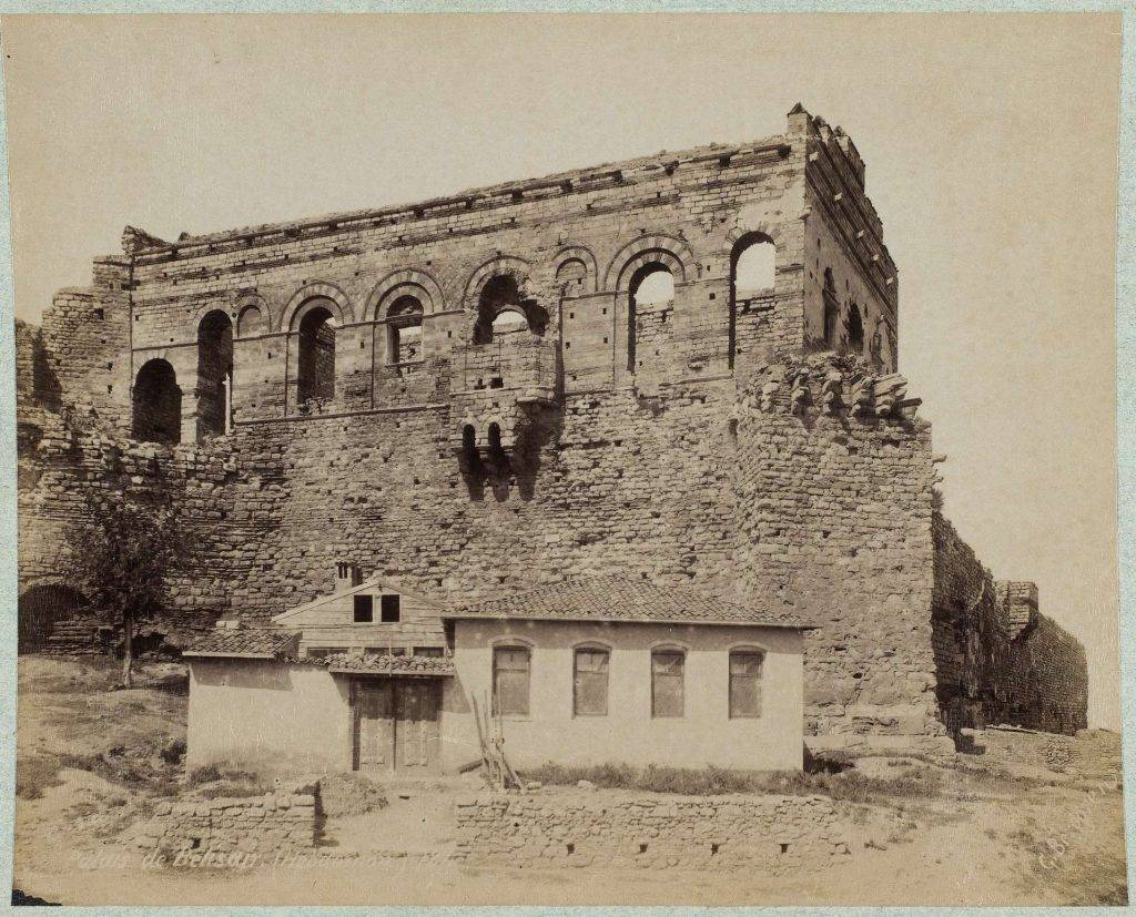 Дворецът на Константин Багрянородни или Текфур-сарай – единственият оцелял византийски дворец в Константинопол.