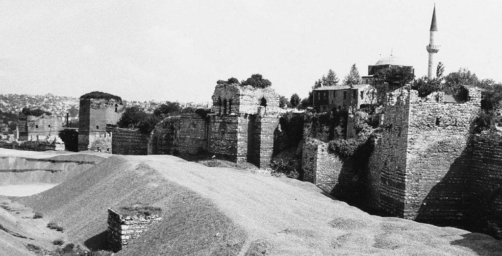 Участък от Влахернската крепостна стена, кръстената на намиращия се там дворец. На снимката се виждат интересни насипи пред стената, които днес са премахнати. Насипите изглеждат 6-7 метра високи.