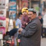 Уйгур и детето му в провинция Синцян. Снимка: simon sun, Unsplash