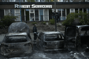 Запалени коли в предградието на Стокхолм, Ринкеби, 2017 г. Снимка: Getty Images