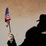 Жена гори американско знаме в знак на протест, 8 януари 2021 г. Снимка: Marco Verch, Flickr