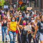 Тълпа от протестиращи с плакати и маски на лицата марширува по улиците на Синсинати по време на публично събрание BlackLivesMatter, 2020 г. Снимка: Julian Wan, Unsplash