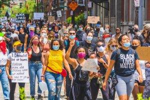 Тълпа от протестиращи с плакати и маски на лицата марширува по улиците на Синсинати по време на публично събрание BlackLivesMatter, 2020 г. Снимка: Julian Wan, Unsplash
