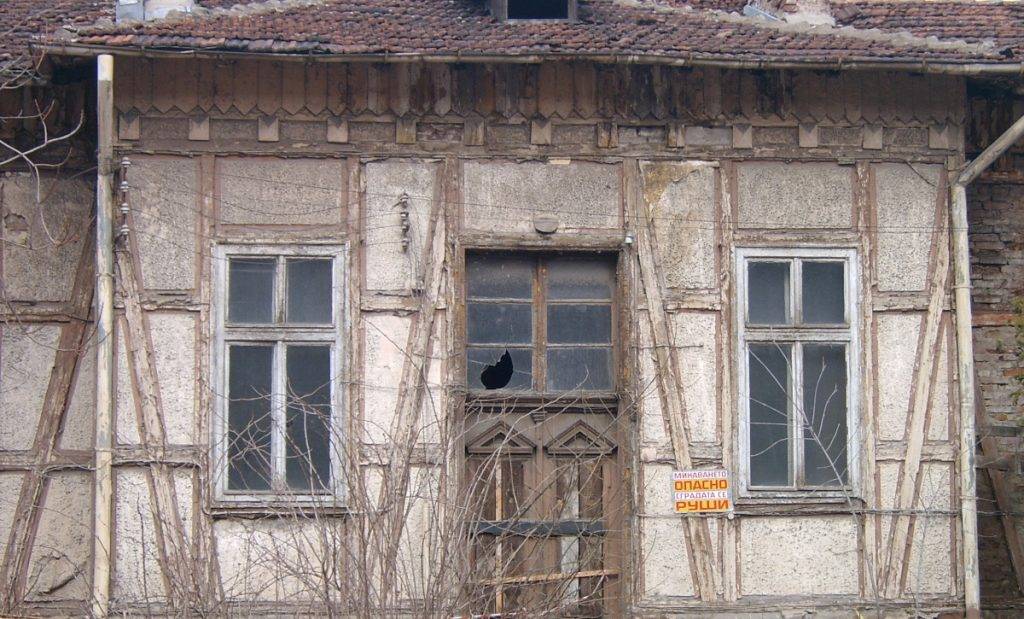 Сградата на бул."Цар Борис ІІІ "(част от бившата "Българска коприна") към 2007 г. Снимка: личен архив, д-р Мария Митева.