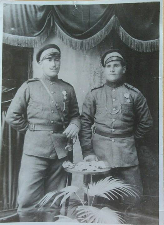Отляво е бащата на Димитър Бакалов - Илия Бакалов, загинал на фронта срещу румънци и руснаци по време на Първата световна война