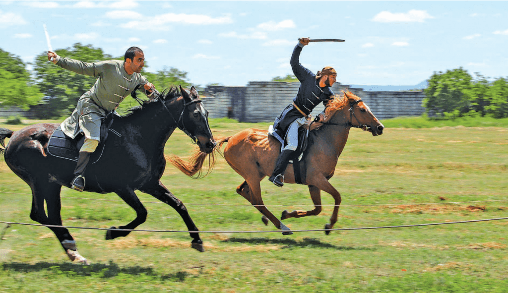 Фиг. 11. Представяне на бойни практики от гърба на коня на Събор-фестивал „Дни на предците – Плиска, 2018 г.“ (Снимка: М. Арсова)
