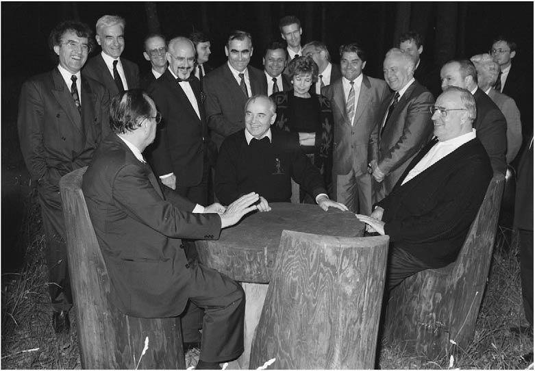 Михаил Горбачов обсъжда обединението на Германия с Ханс-Дитрих Геншер и Хелмут Кол в Русия, 15 юли 1990 г. Снимка: Bundesbildstelle / Presseund Informationsamt der Bundesregierung.