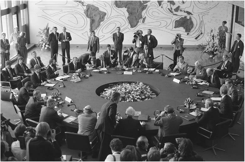 Първи официален кръг от преговорите "Две плюс четири" с участието на шестимата външни министри в Бон на 5 май 1990 г. Снимка: снимка: Bundesbildstelle / Presseund Informationsamt der Bundesregierung.