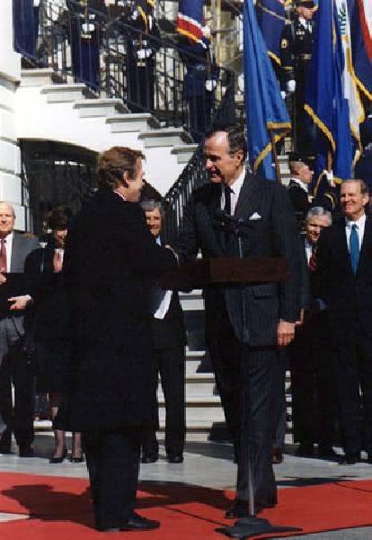 Президентът Буш поздравява чешкия президент Вацлав Хавел пред Белия дом, Вашингтон, 20 февруари 1990 г. Източник: Президентска библиотека и музей на Джордж Буш