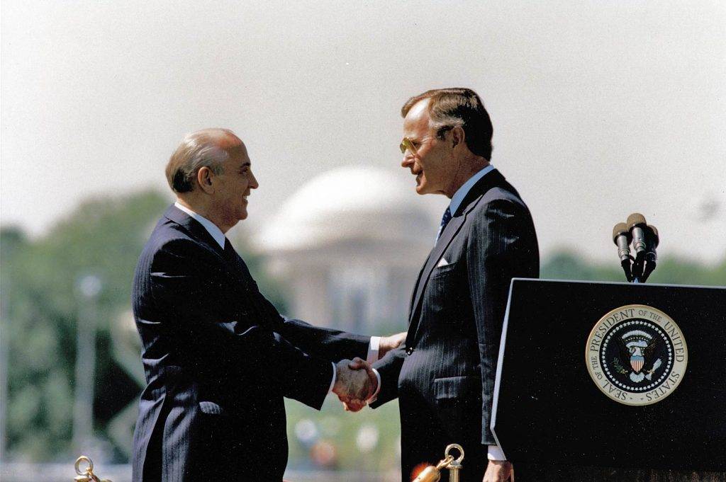 Пристигането на срещата на високо равнище във Вашингтон на 31 май 1990 г. се характеризира с висока церемония на поляната пред Белия дом, като тук президентът Буш отправя официални поздравления към Михаил Горбачов, който вече е президент на СССР. (Източник: Президентска библиотека "Джордж Буш", P13298-18)