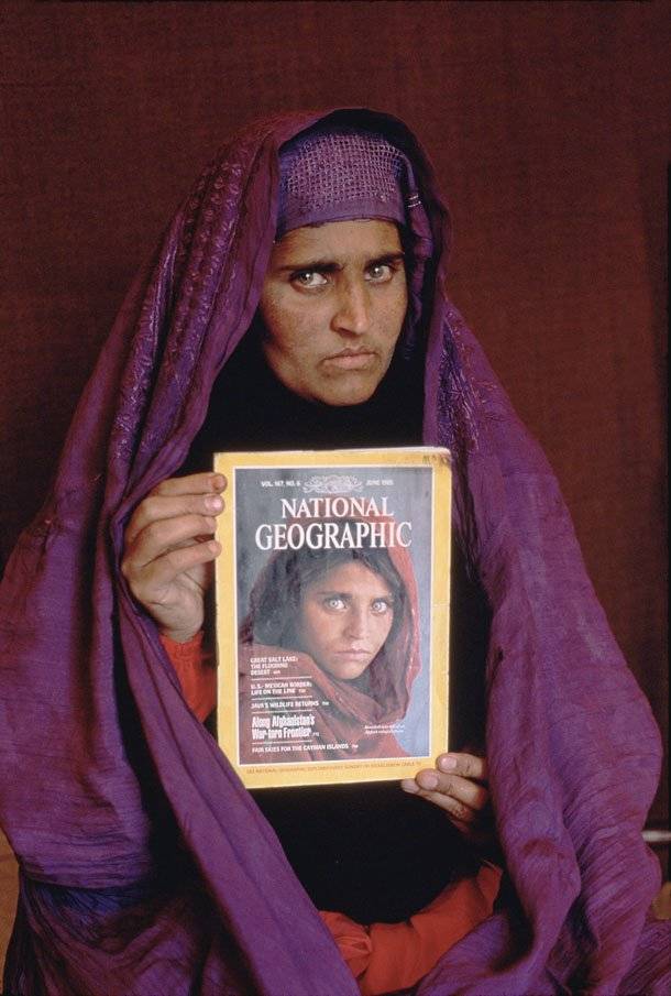 Шарбат Гула с корицата, на която е представена през юни 1985 г. Снимка: Стив Маккъри