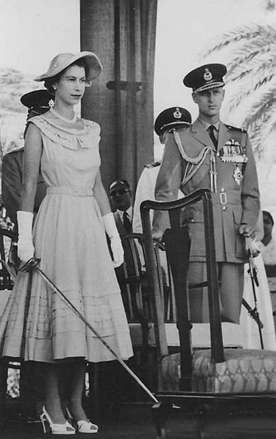 Кралица Елизабет II със съпруга си принц Филип през 1954 г.