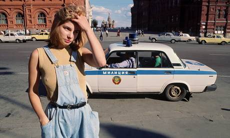 1991, Москва, Русия – проститутката Катя, на 18 г., стои до кола на милицията, близо до Червения площад. Снимка © Peter Turnley/CORBIS