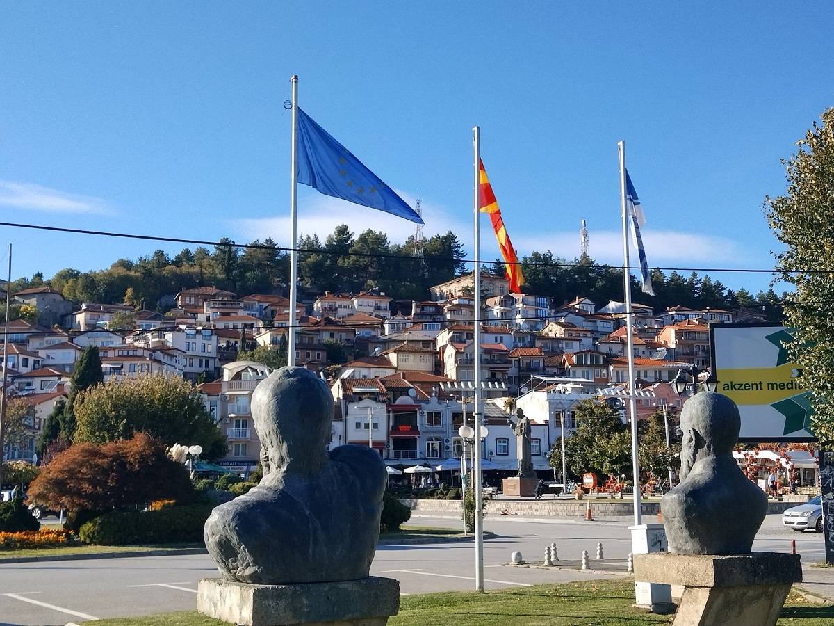 Веещите се знамена на ЕС и РС Македония в Охрид. Снимка: Георги Драганов, Unsplash