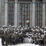 Гражданите искаме възстановяване на паметника, за да можем да отдаваме почит. Войници от софийските казарми позират пред паметника с плочите, на които са изписани имената на загиналите от двата софийски полка.