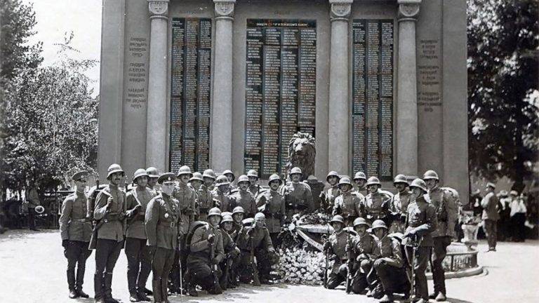 Войници от софийските казарми позират пред паметника с плочите, на които са изписани имената на загиналите от двата софийски полка.