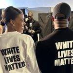 Консервативната политическа коментаторка Кандис Оуенс (вляво) и рапърът Кание Уест (вдясно) носят тениски с надпис "White Lives Matter" на модното му ревю в Париж. @RealCandaceO/Twitter