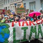 Протестиращи за налагането на климатични политики от "Fridays for Future", 15.03.19 г., Бон, Германия. Снимка: Mika Baumeister, Unsplash