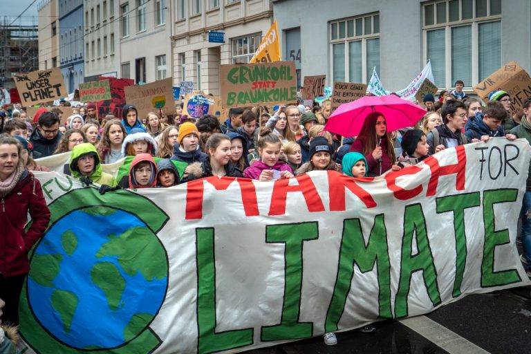 Протестиращи за налагането на климатични политики от "Fridays for Future", 15.03.19 г., Бон, Германия. Снимка: Mika Baumeister, Unsplash