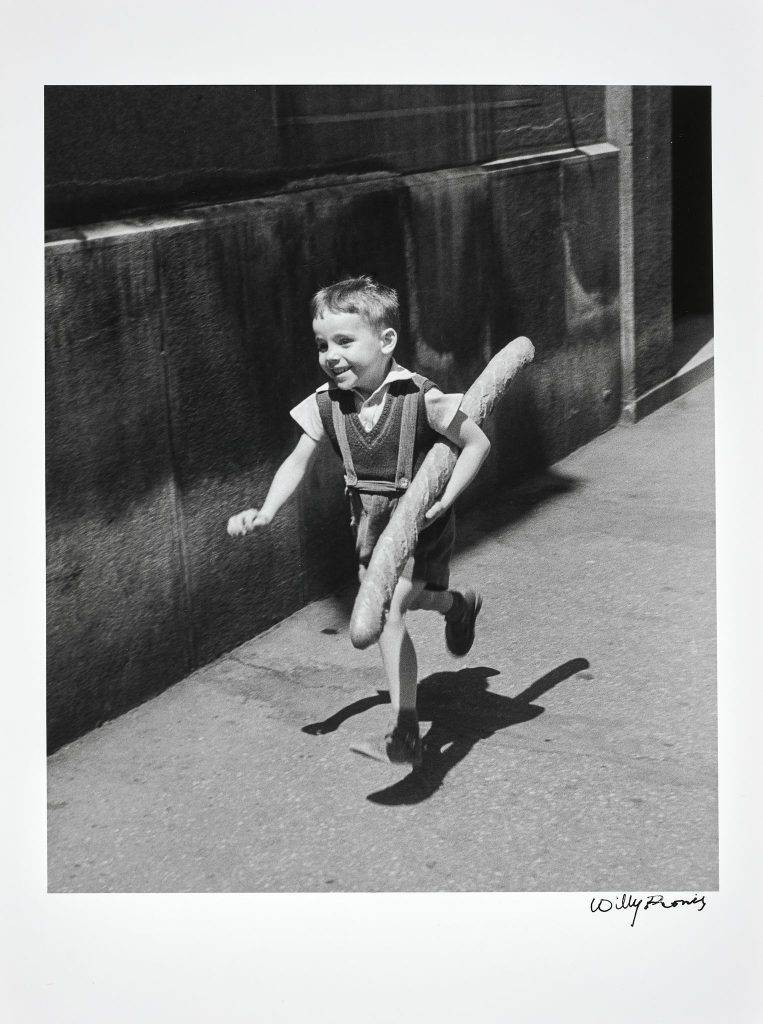 Известната снимка на фотографа Уили Ронис (1910 - 2009) "Малкият парижанин" (Le petit parisien), Париж, 1952 г. Източник: artcurial.com