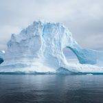 Тунел в айсберг, заснет до Портал Пойнт (антарктически полуостров). Този айсберг е с височина около четири етажа. Снимка: Derek Oyen, Unsplash