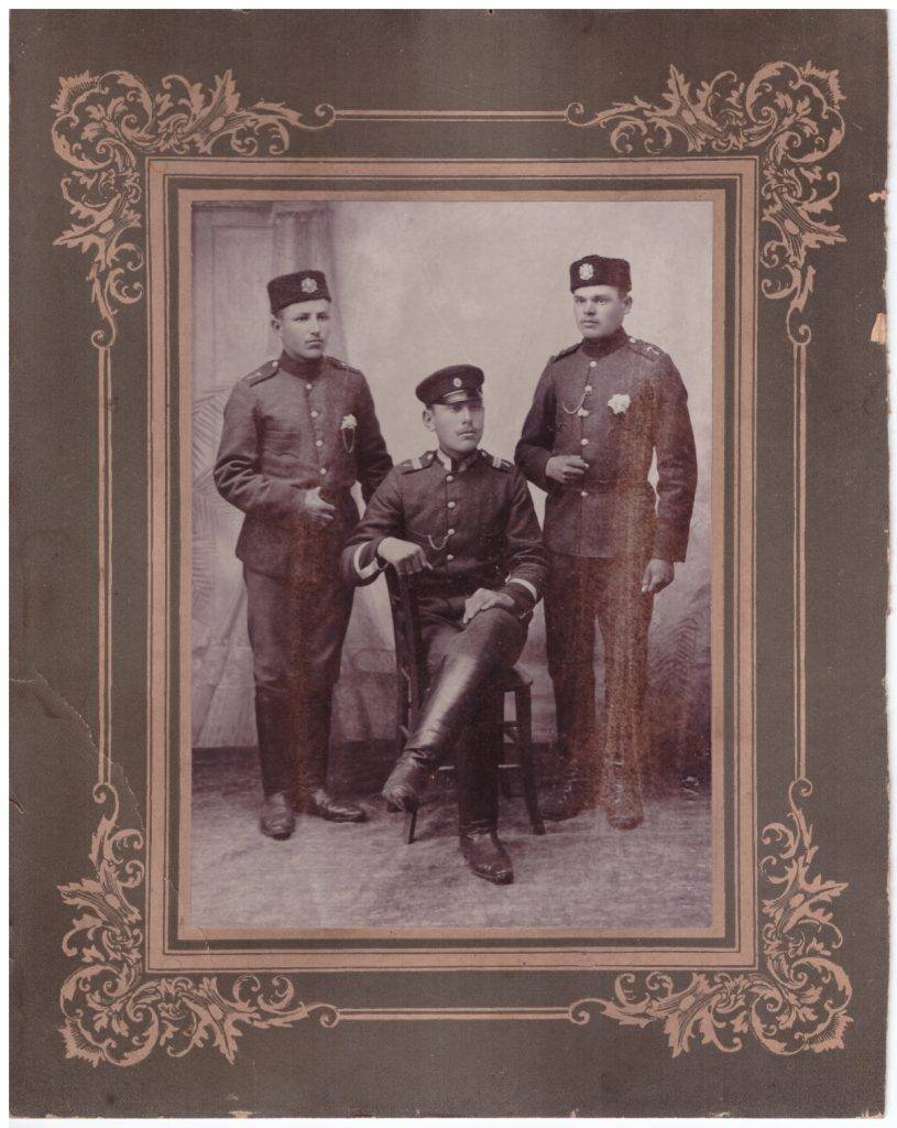 На снимката правият отляво левент е моят прадядо, Илия Николов Ивков. Годината е 1909 г., само една след Независимостта, когато сме били на косъм от започване на Балканската война три години по-рано.