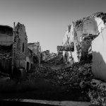 Разрушена уличка в Шингал (Синджар) след войната с "Ислямска държава". Снимка: Levi Meir Clancy, Unsplash