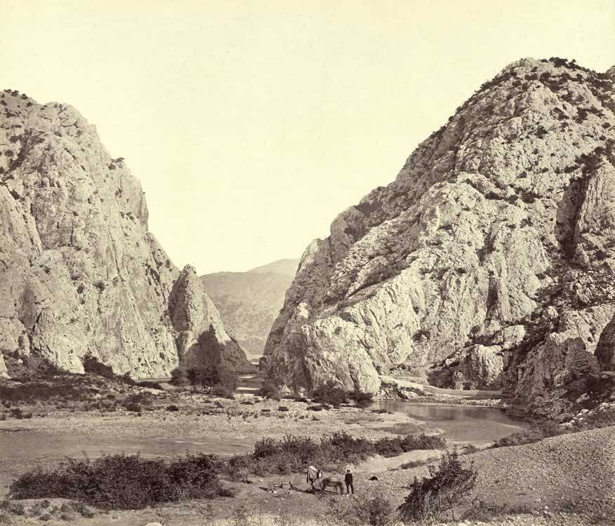 Изглед към Демир капия и руслото на река Вардар, днес РС Македония Снимка: ноември 1863 г.