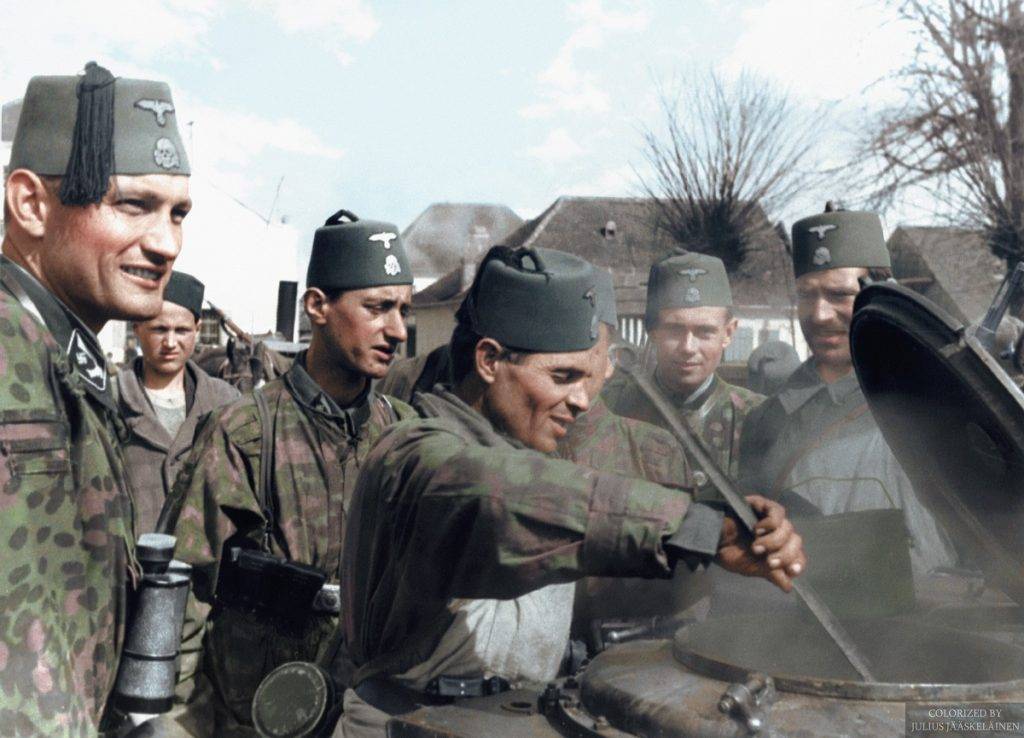 Мъже от дивизия Ханджар чакат за храна, Босна, март 1944 г.