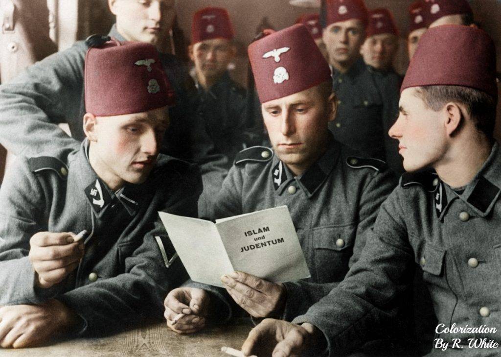 Войници от Хърватската доброволческа дивизия на СС по време на политическо обучение в гарнизон в Южна Франция, 1943 г.